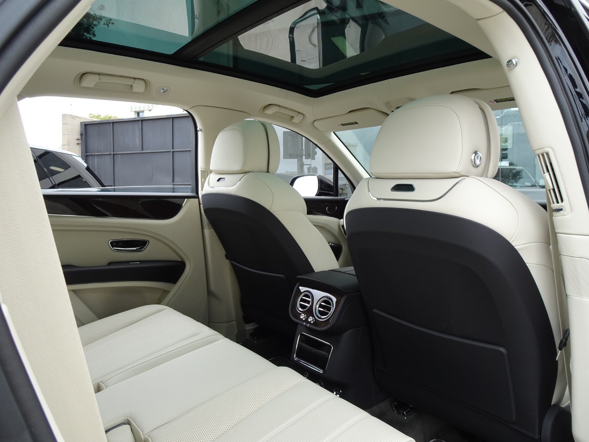 Used 2023 Bentley Bentayga Plug-In Hybrid AWD/4WD image 17