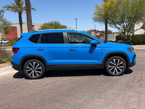 Used 2023 Volkswagen Taos SE w/ Panoramic Sunroof Package AWD/4WD image 2