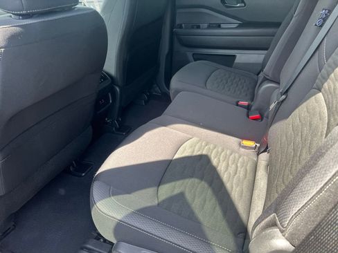 Used 2025 Nissan Pathfinder SV image 14