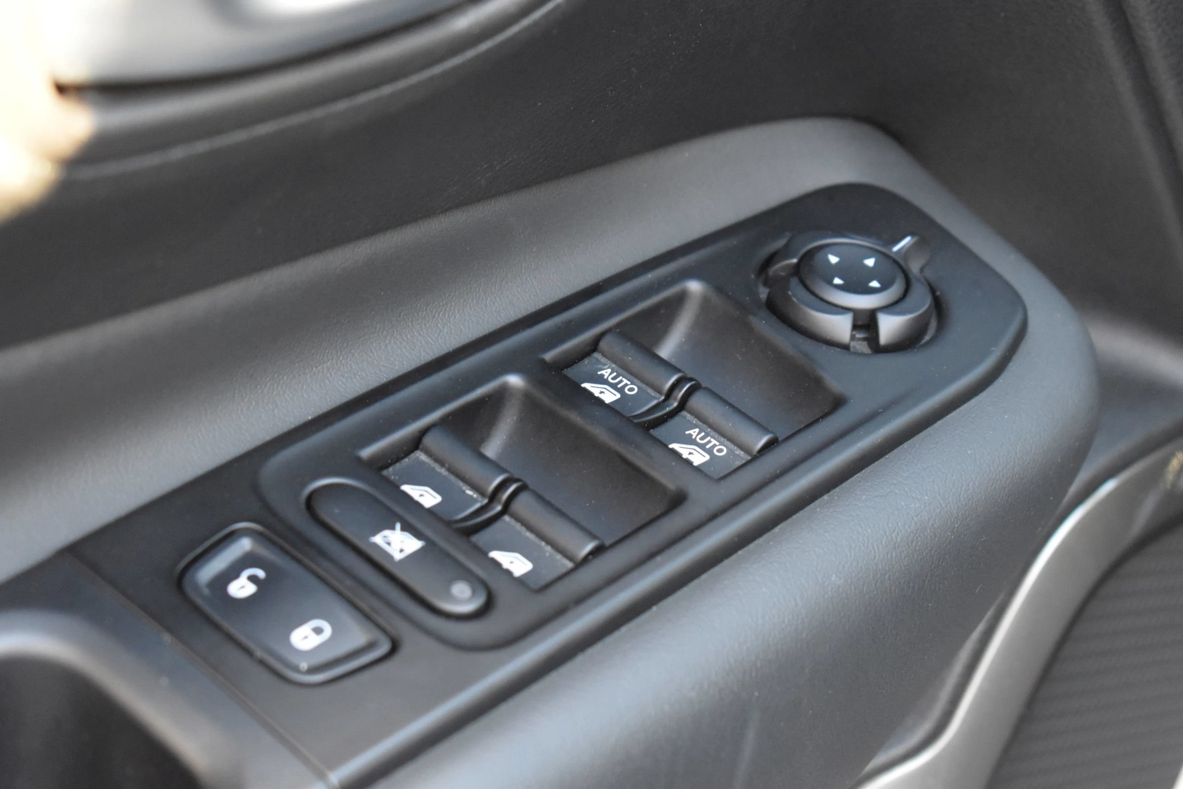 Used 2020 Jeep Renegade Limited w/ UConnect 8.4 Nav Group FWD image 17