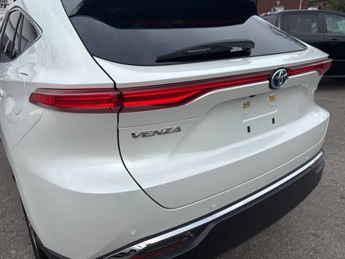 Used 2024 Toyota Venza Limited image 7