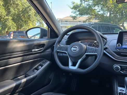 Used 2025 Nissan Altima 2.5 SV FWD image 34