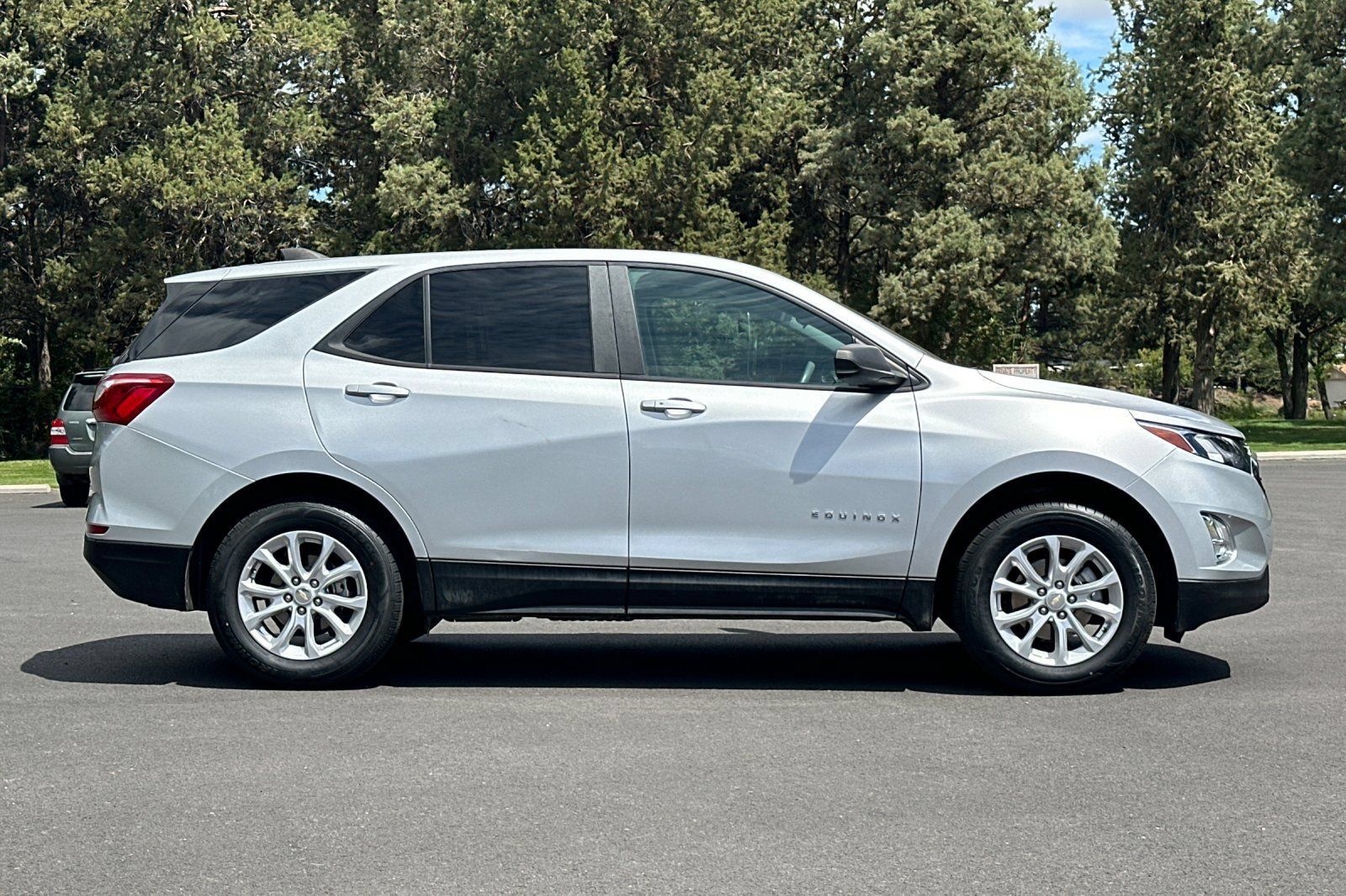 Used 2021 Chevrolet Equinox LS w/ LS Convenience Package AWD/4WD image 3