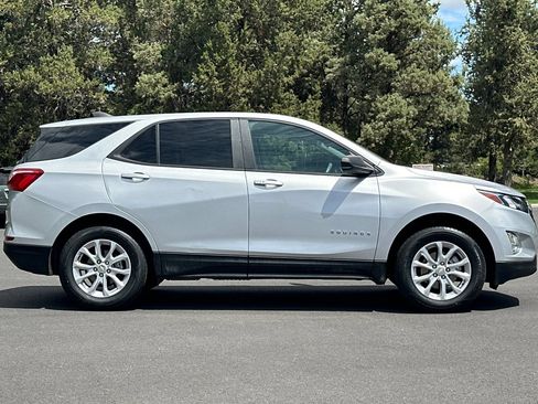 Used 2021 Chevrolet Equinox LS w/ LS Convenience Package AWD/4WD image 3