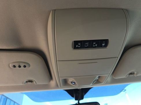 Used 2011 Chrysler Town & Country Limited image 20