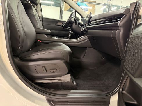 Used 2025 Kia Carnival SX FWD image 40