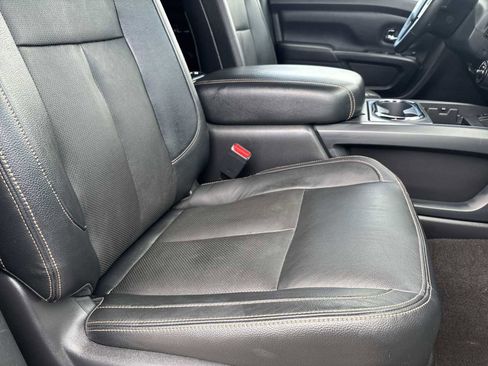 Used 2019 Nissan Titan SL w/ Midnight Edition image 17
