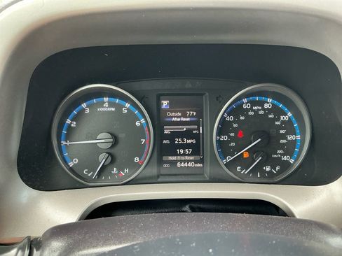 Used 2018 Toyota RAV4 LE FWD image 19
