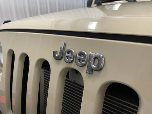 Used 2011 Jeep Wrangler Unlimited Rubicon w/ Connectivity Group AWD/4WD image 11