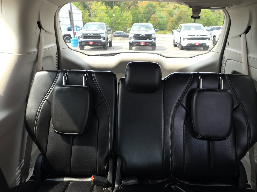 Used 2023 Chrysler Pacifica Touring-L FWD image 29