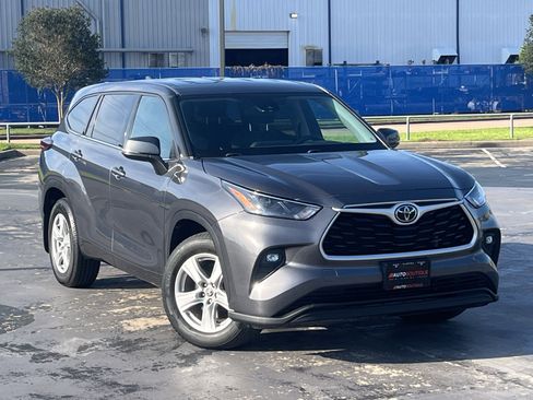 Used 2022 Toyota Highlander LE AWD/4WD image 3