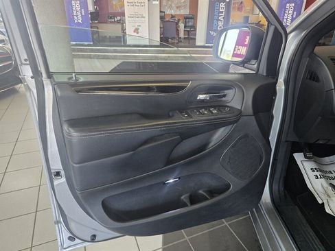 Used 2017 Dodge Grand Caravan SE FWD image 7