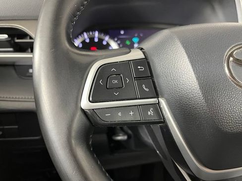 Used 2022 Toyota Highlander XLE AWD/4WD image 18