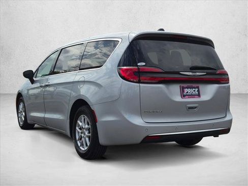 Used 2023 Chrysler Pacifica Touring-L FWD image 9