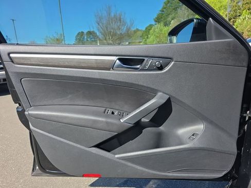 Used 2016 Volkswagen Passat 1.8T SEL Premium image 38