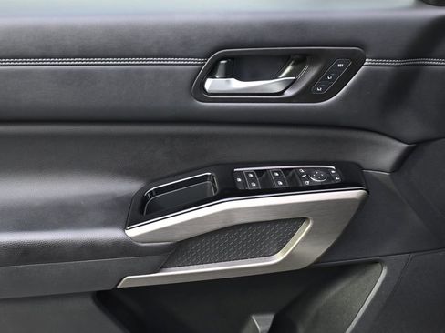 Used 2023 Nissan Pathfinder Platinum image 23