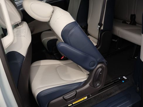 New 2026 Kia Carnival EX FWD image 16