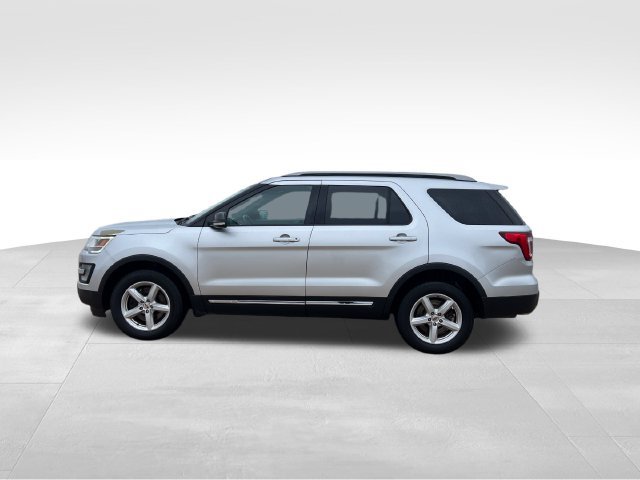 Used 2017 Ford Explorer XLT AWD/4WD image 3