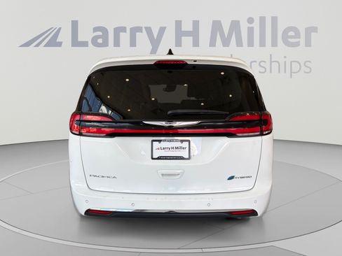 Used 2024 Chrysler Pacifica Limited FWD image 3