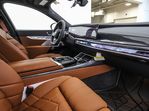 Used 2026 BMW 750e xDrive image 29