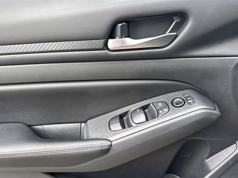 Used 2024 Nissan Altima 2.5 SV image 11