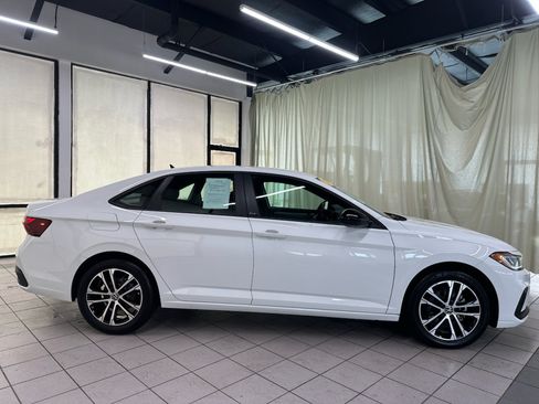 Used 2025 Volkswagen Jetta Sport FWD image 3