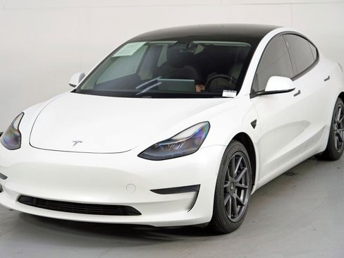 Used 2021 Tesla Model 3 Standard Range Plus image 48