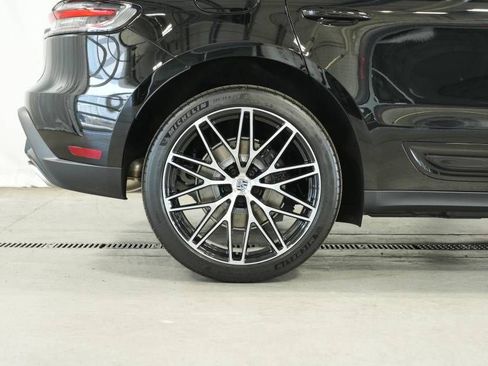 Certified 2025 Porsche Macan AWD/4WD image 39
