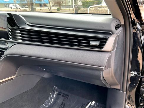 Used 2025 Toyota Camry SE image 16