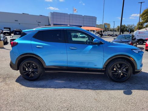 Used 2025 Buick Encore GX Sport Touring image 2
