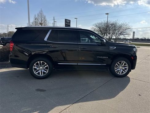 Used 2022 GMC Yukon SLT w/ SLT Premium Package image 4