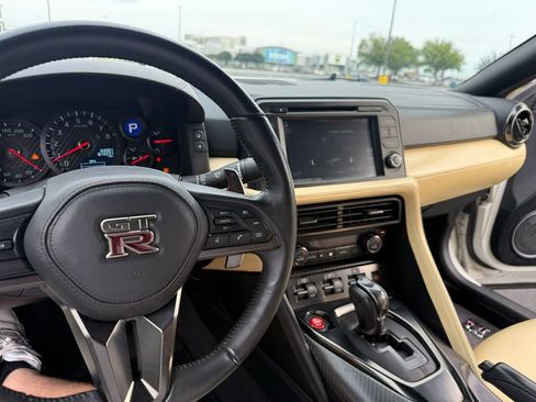 Used 2017 Nissan GT-R Premium w/ Premium Interior Package AWD/4WD image 24