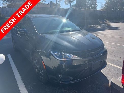 Used 2018 Chrysler Pacifica Touring Plus w/ S Appearance Package image 1