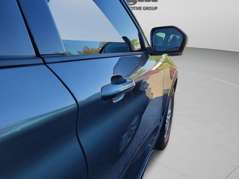 Used 2025 Ford Explorer Active AWD/4WD image 15