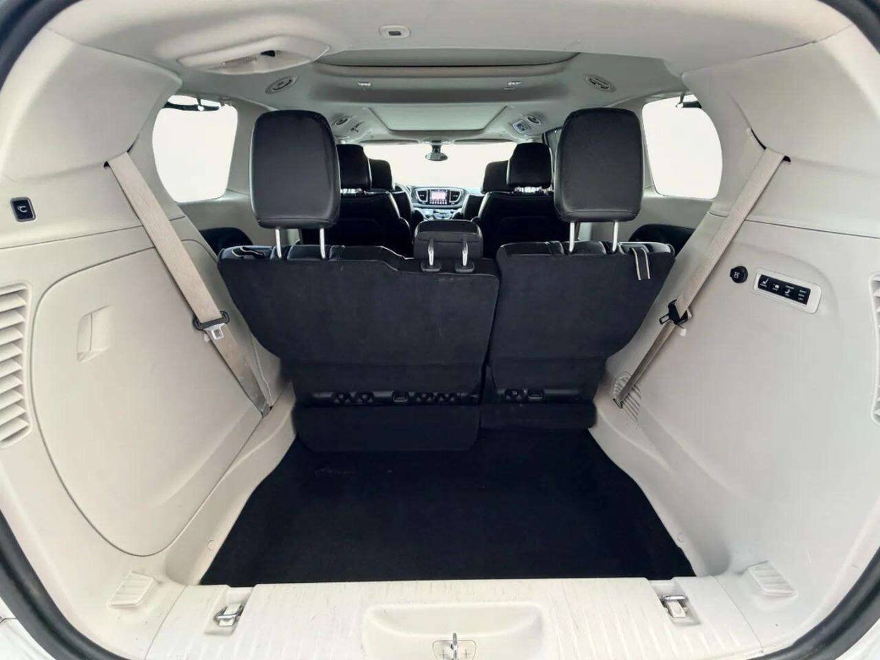 Used 2020 Chrysler Pacifica Limited FWD image 5