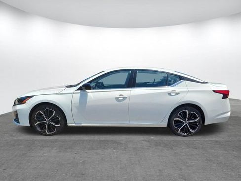 Used 2024 Nissan Altima 2.5 SR FWD image 2