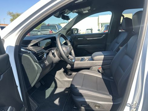 Used 2026 GMC Acadia Elevation w/ Elevation Premium Package FWD image 16