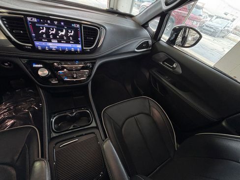 Used 2025 Chrysler Pacifica Limited image 44