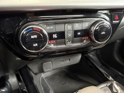 Used 2024 Chevrolet Trax LT w/ Sunroof Package FWD image 33