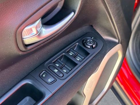 Used 2017 Jeep Renegade Latitude w/ Popular Equipment Group image 19