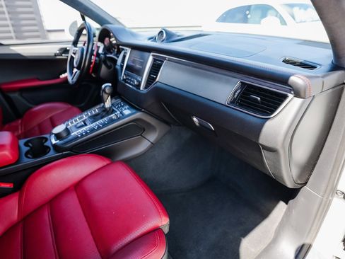 Certified 2018 Porsche Macan Turbo image 27