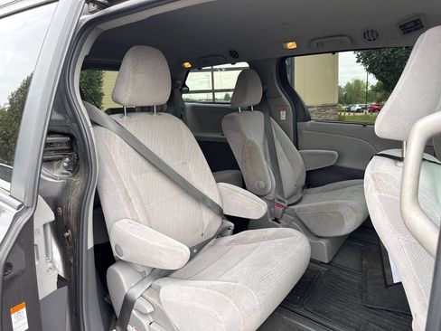 Used 2017 Toyota Sienna LE AWD/4WD image 26