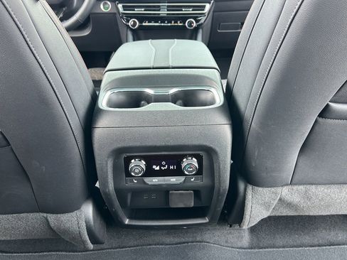 Used 2024 Chevrolet Traverse RS image 37