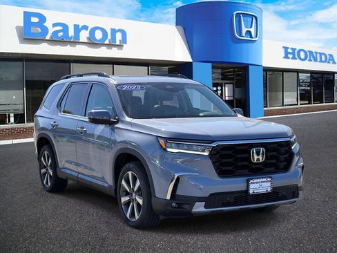 Used 2025 Honda Pilot Touring image 1