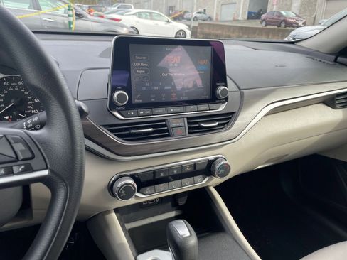 Used 2025 Nissan Altima 2.5 SV image 17