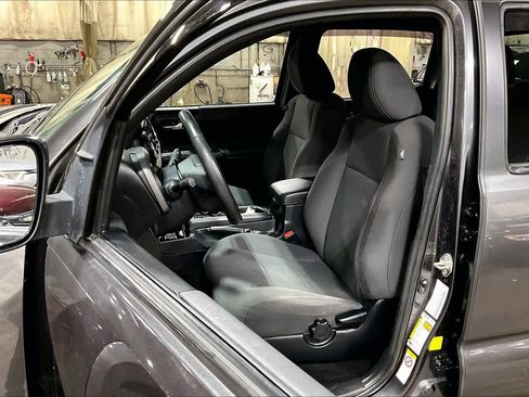 Used 2018 Toyota Tacoma TRD Sport w/ Technology Package image 7