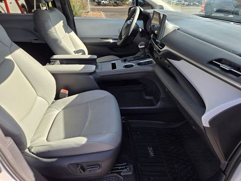 Used 2025 Toyota Sienna XLE w/ XLE Plus Package FWD image 21