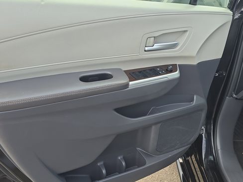 Used 2022 Toyota Sienna XLE FWD image 18