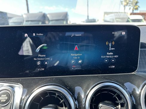 Used 2020 Mercedes-Benz GLB 250 4MATIC w/ Premium Package image 11