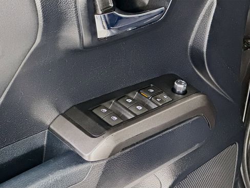 Used 2018 Toyota Tacoma TRD Sport AWD/4WD image 19